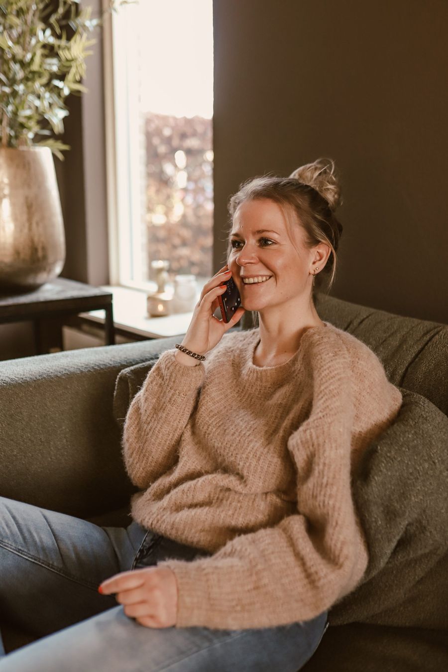 Ellen Kolkman aan de telefoon