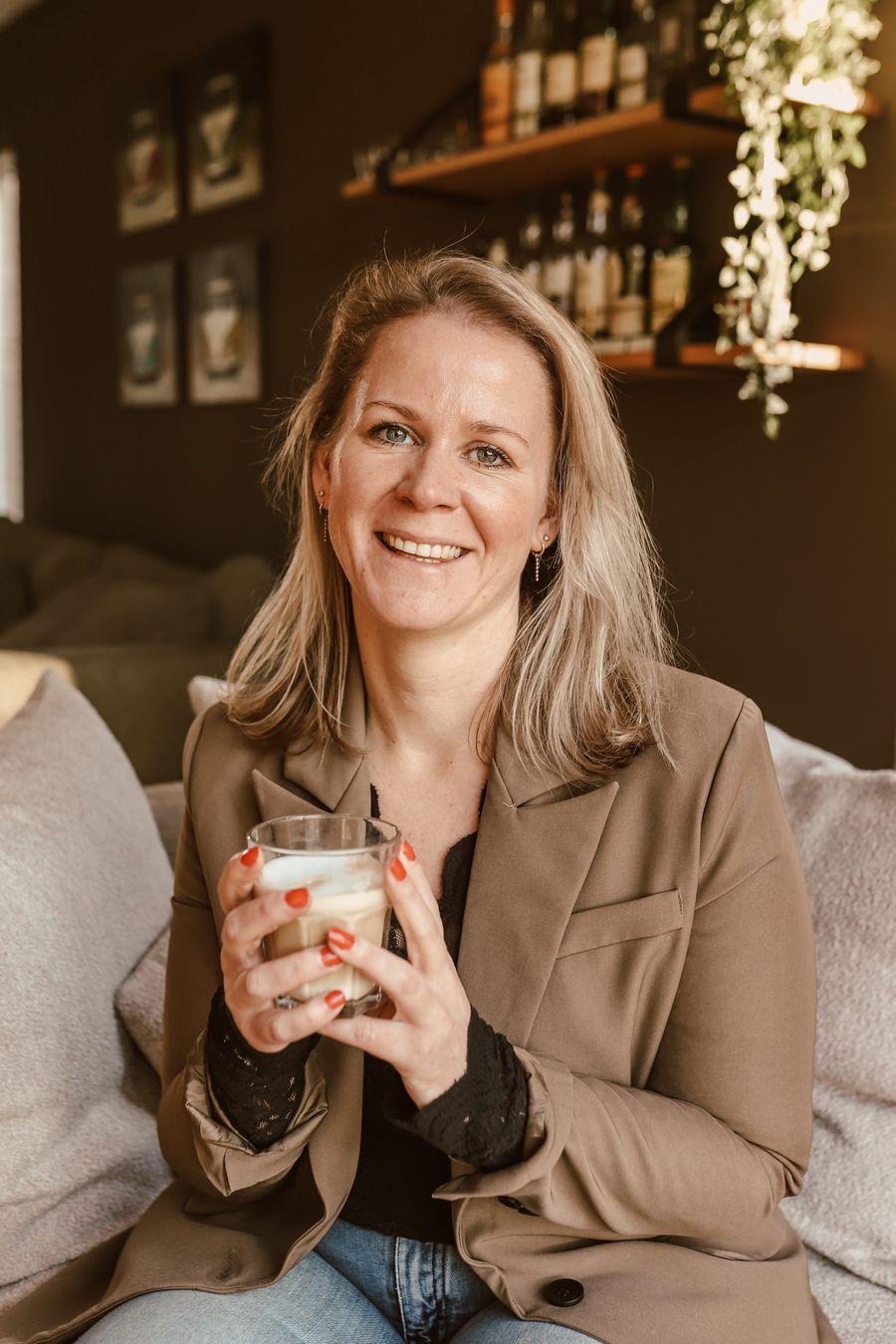 Ellen Kolkman met een kop koffie